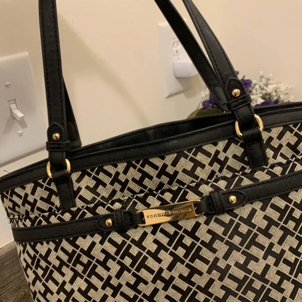 Tommy Hilfiger tote purse